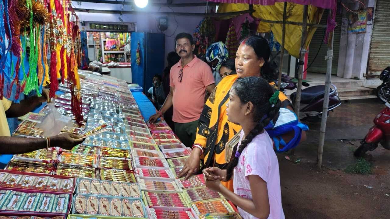 जिले में सज गयी राखी की दुकानें