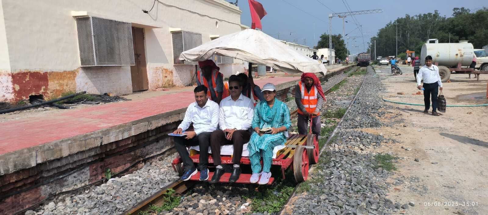 Kaimur News : दुर्गावती स्टेशन पर मंडल रेल प्रबंधक ने किया निरीक्षण