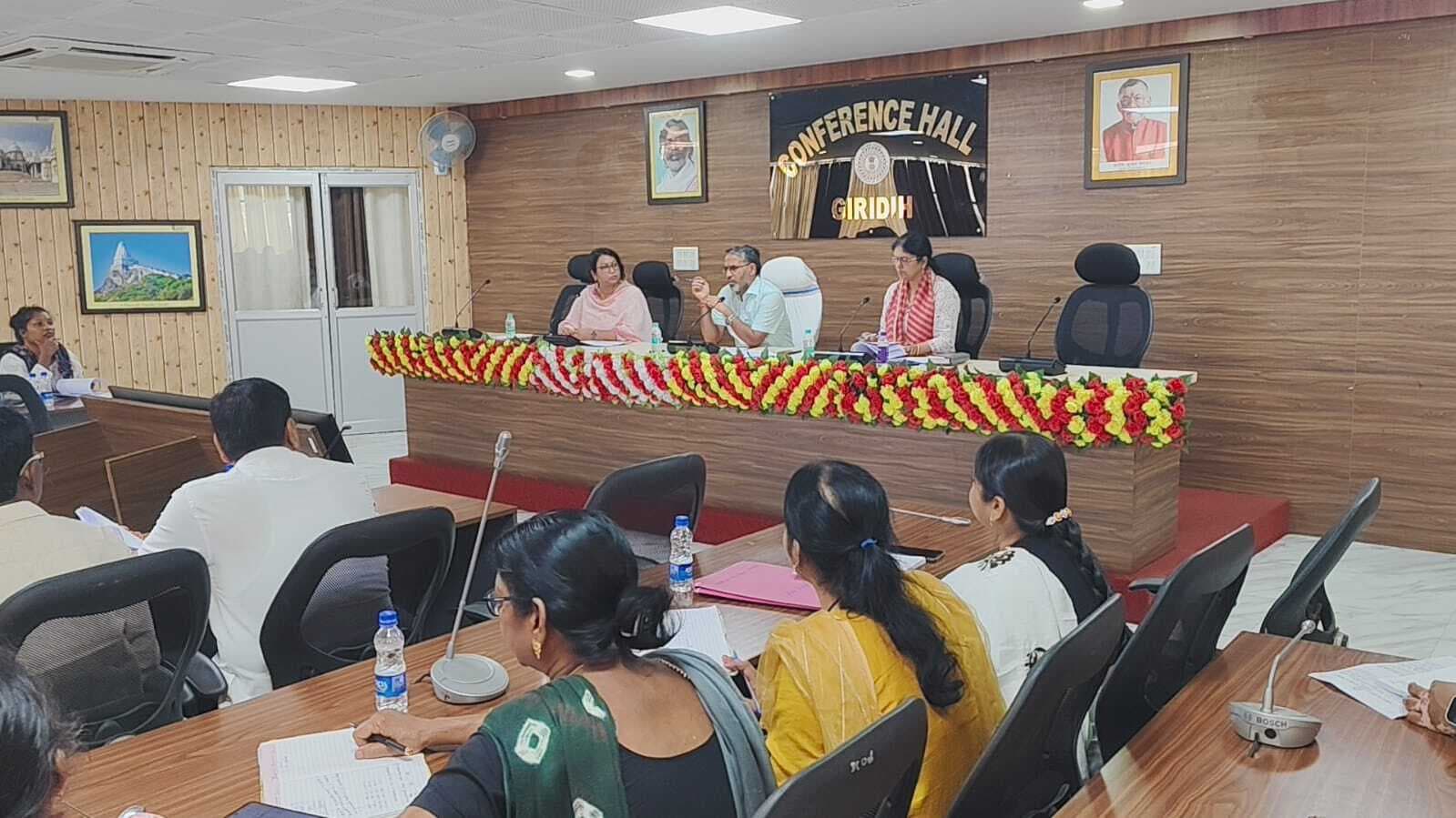 Giridih News :समन्वय स्थापित करें समस्या का समाधान : डीसी