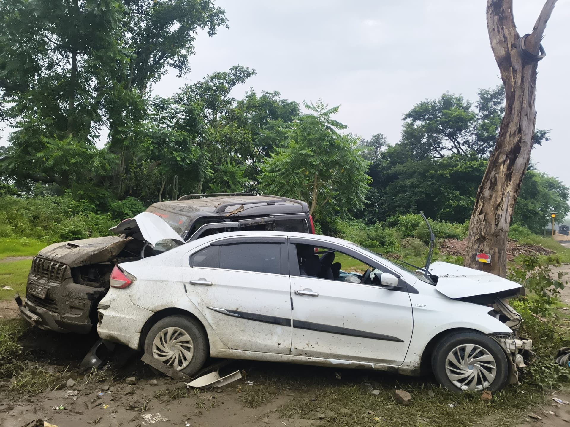 Giridih News: दो घंटे के अंतराल में एक ही पेड़ से टकरायी दो चारपहिया वाहन
