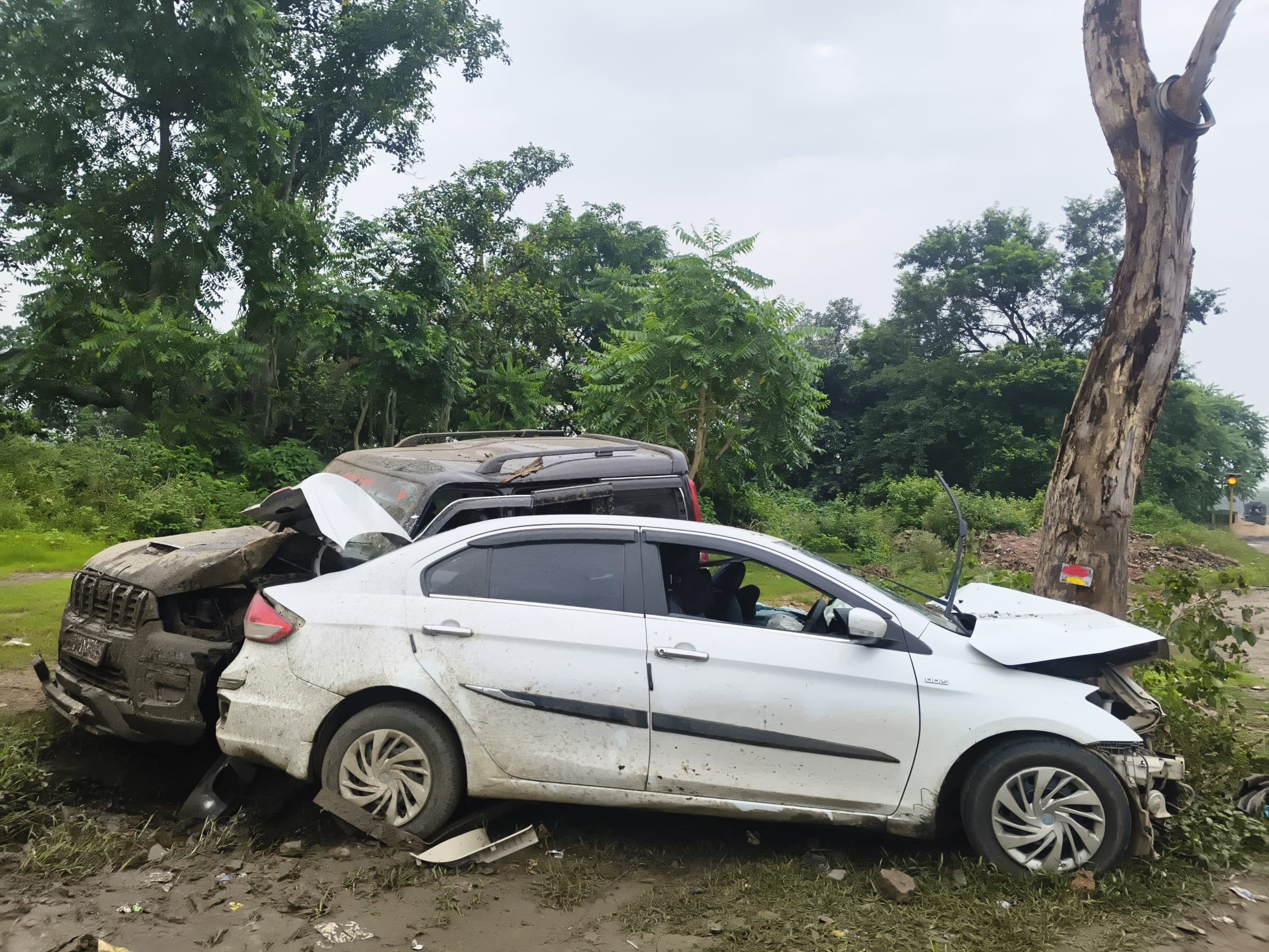 Giridih News: दो घंटे के अंतराल में एक ही पेड़ से टकरायी दो चारपहिया वाहन