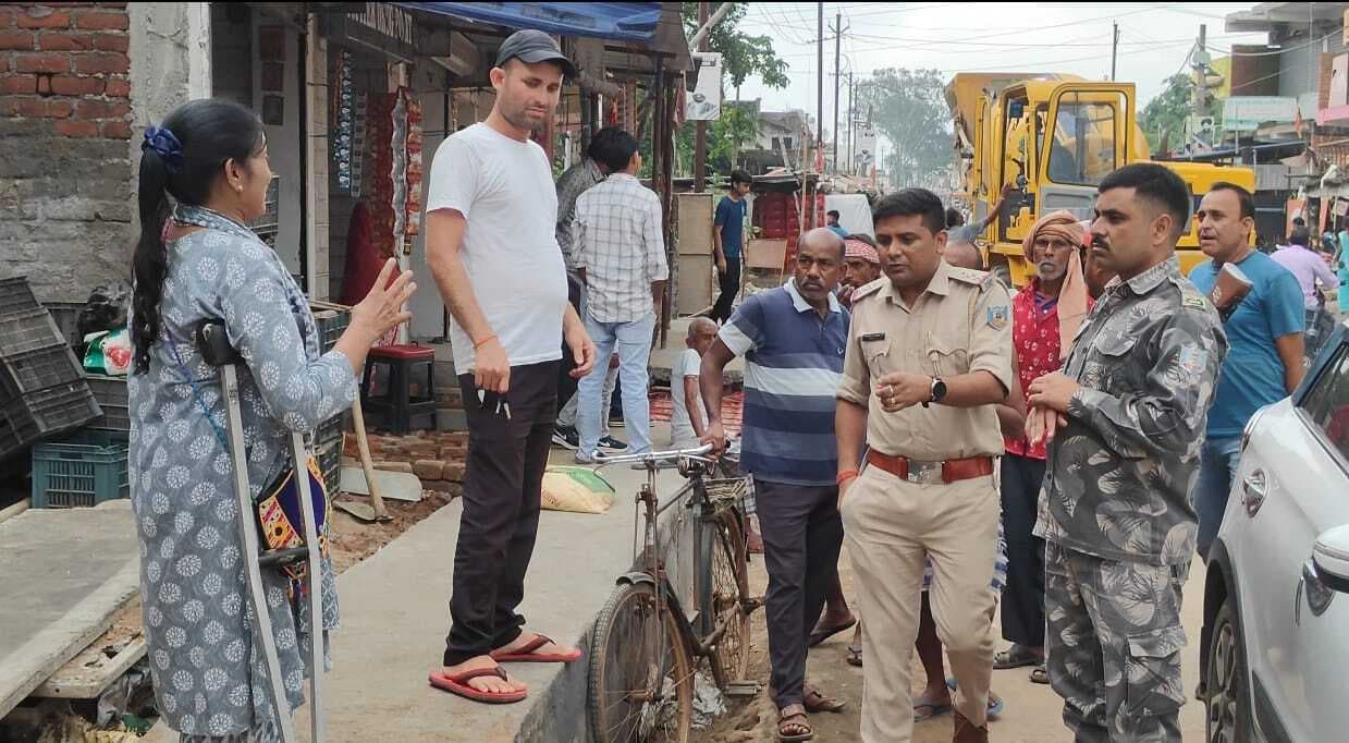 Giridih News: दिव्यांग की फरियाद पर गंभीर हुई पुलिस, आवागमन दुरुस्त कराया