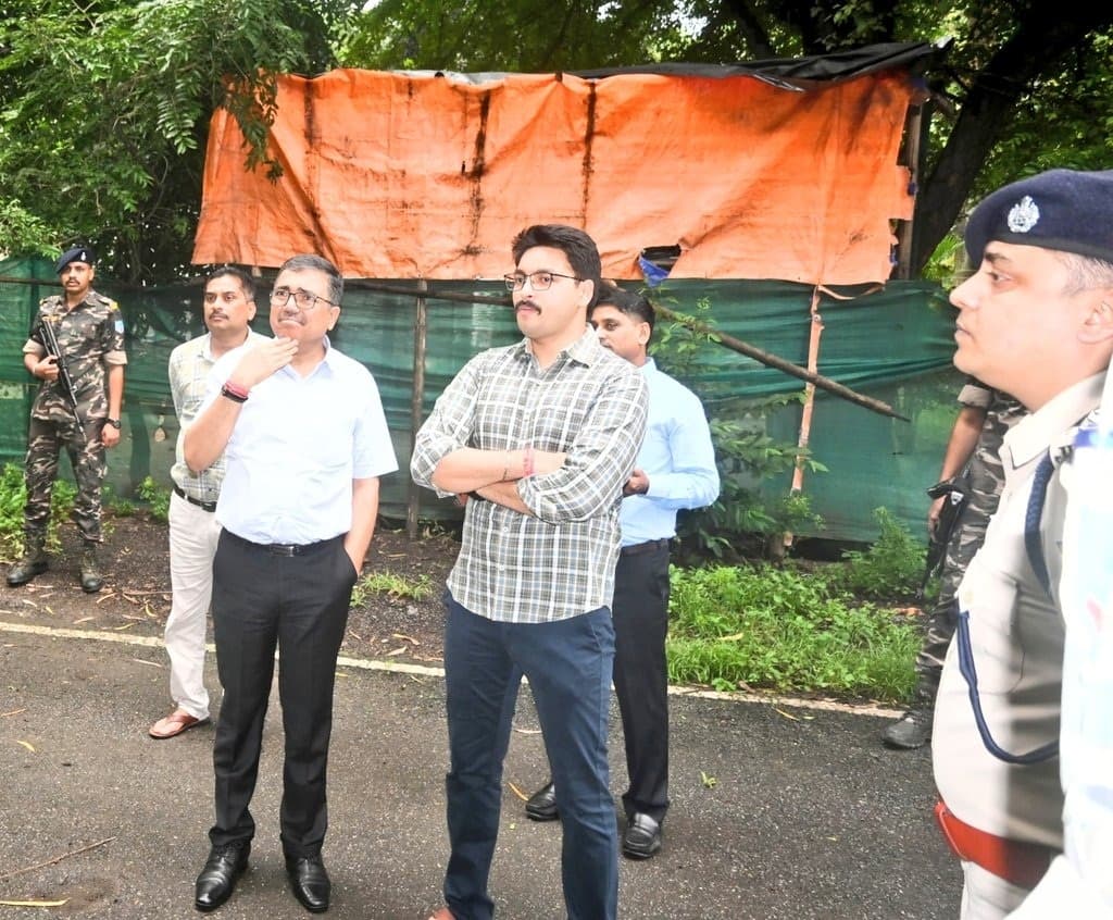 Bokaro News : डीसी-एसपी ने दिशोम गुरु के आवास की सुरक्षा व्यवस्था का लिया जायजा