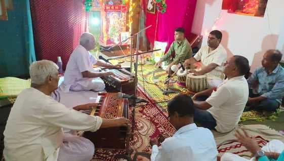 सावन के झूलनोत्सव में भक्ति गीतों की सुरलहरियों से गूंजा गोड्डा