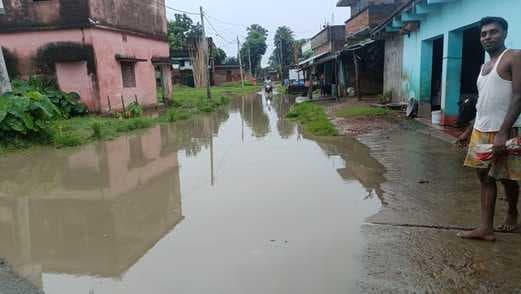 माल भंडारीडीह में सड़क के बीच जलजमाव, ग्रामीणों का जीना मुहाल