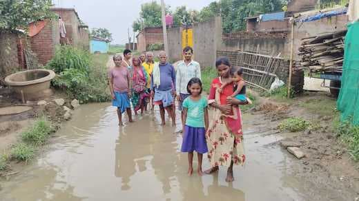 उदयपुरा गांव में जलजमाव से जनजीवन अस्त-व्यस्त