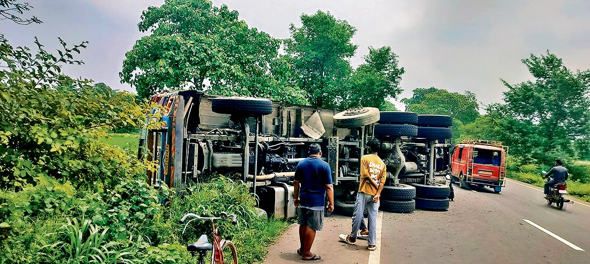 Seraikela Kharsawan News : बाइक सवार को बचाने में ट्रक पलटा, कोयले से दबकर फेरीवाला गंभीर