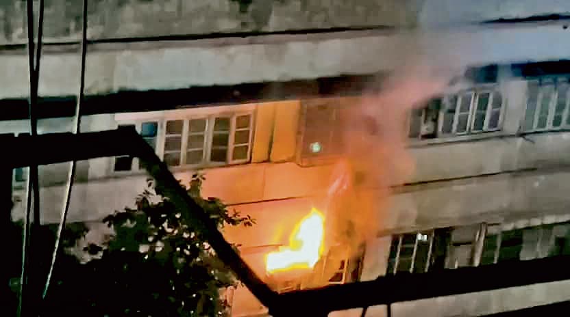 बहुमंजिली इमारत में लगी आग