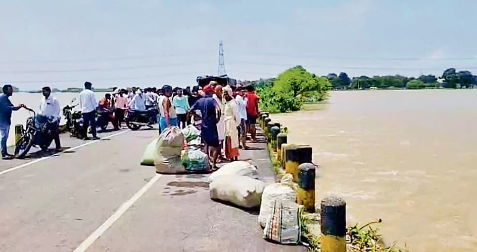 Ara News : बिहिया चौरस्ता-गौरा पथ पर बाढ़ के पानी की तेज धार में बह गया युवक