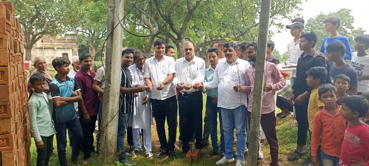 Giridih News: भाजपा नेता ने किया ट्रांसफॉर्मर का लोकार्पण