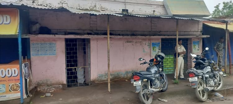 Seraikela Kharsawan News : सरकारी दुकान से ~3.72 लाख की 37 पेटी शराब चोरी