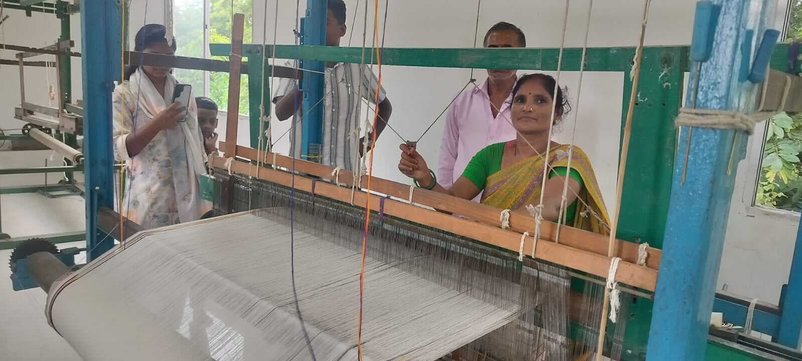 Seraikela Kharsawan News : सरकारी सहयोग से संवर सकता है सिल्क उद्योग, सृजित होंगे रोजगार