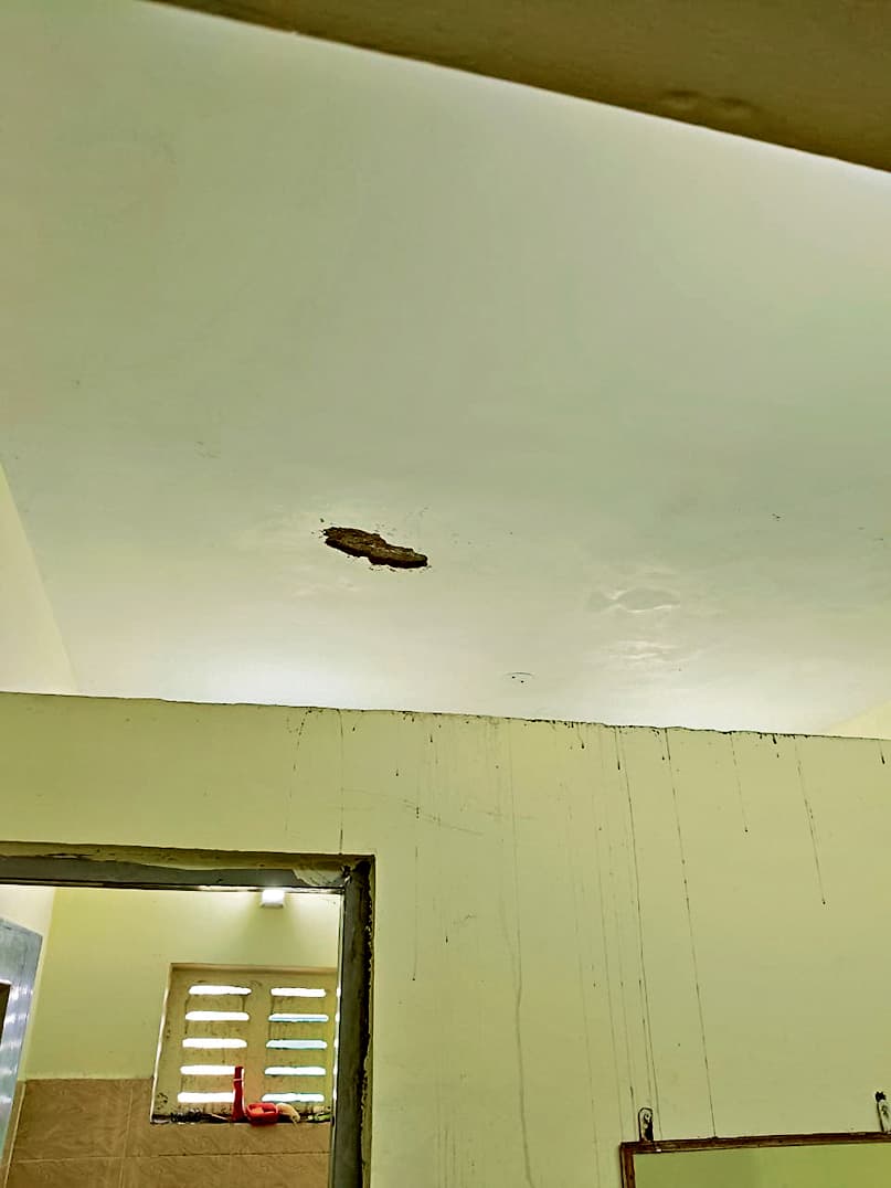 Jharsuguda News: दीवारों में पड़ीं दरारें, दो साल में ही आरएंडआर कॉलोनी के मकानों की गुणवत्ता की खुल रही पोल