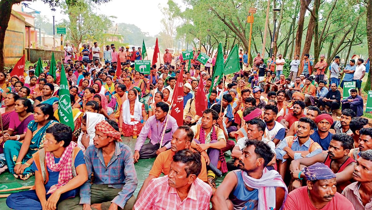 Rourkela News: खंडाधार खदान में काम देने व लोडिंग की मांग, मजदूरों व वाहन मालिकों का धरना सातवें दिन भी जारी