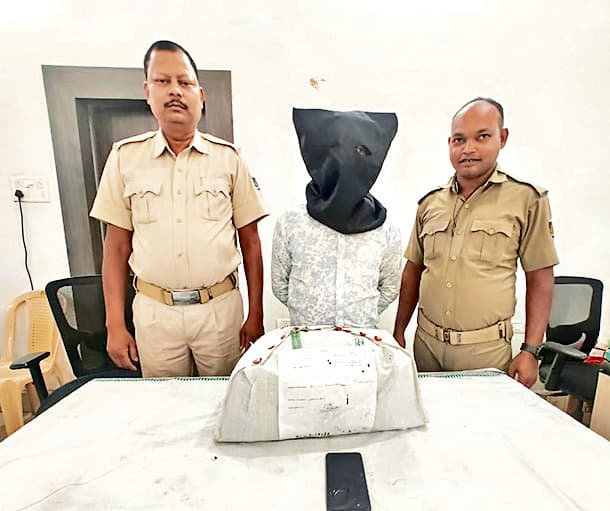 Rourkela News: चार किलो गांजा के साथ तस्कर गिरफ्तार, भेजा गया जेल