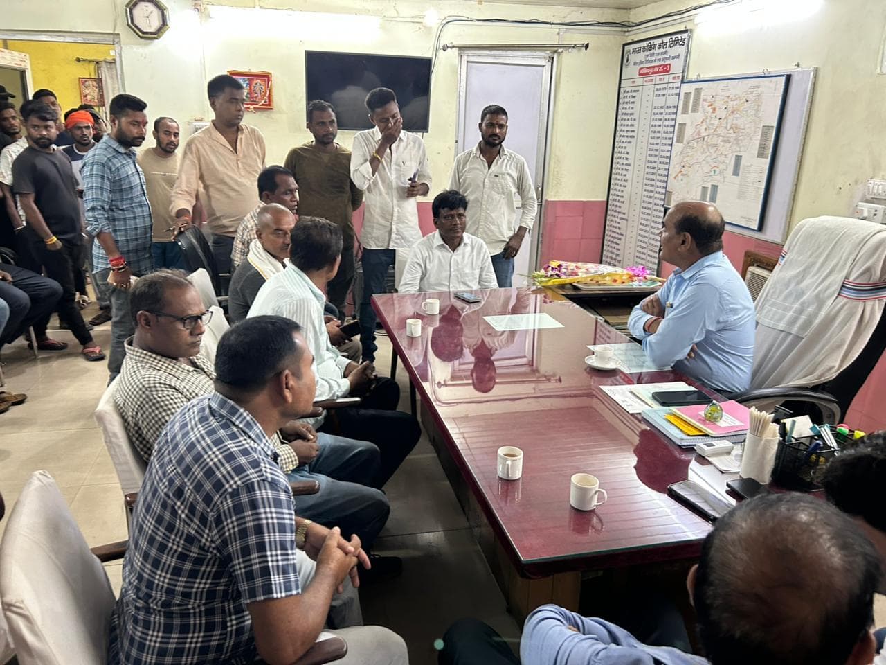 Dhanbad News : खरखरी पंचायत की समस्याओं को ले गोविंदपुर जीएम से मिले बाघमारा विधायक