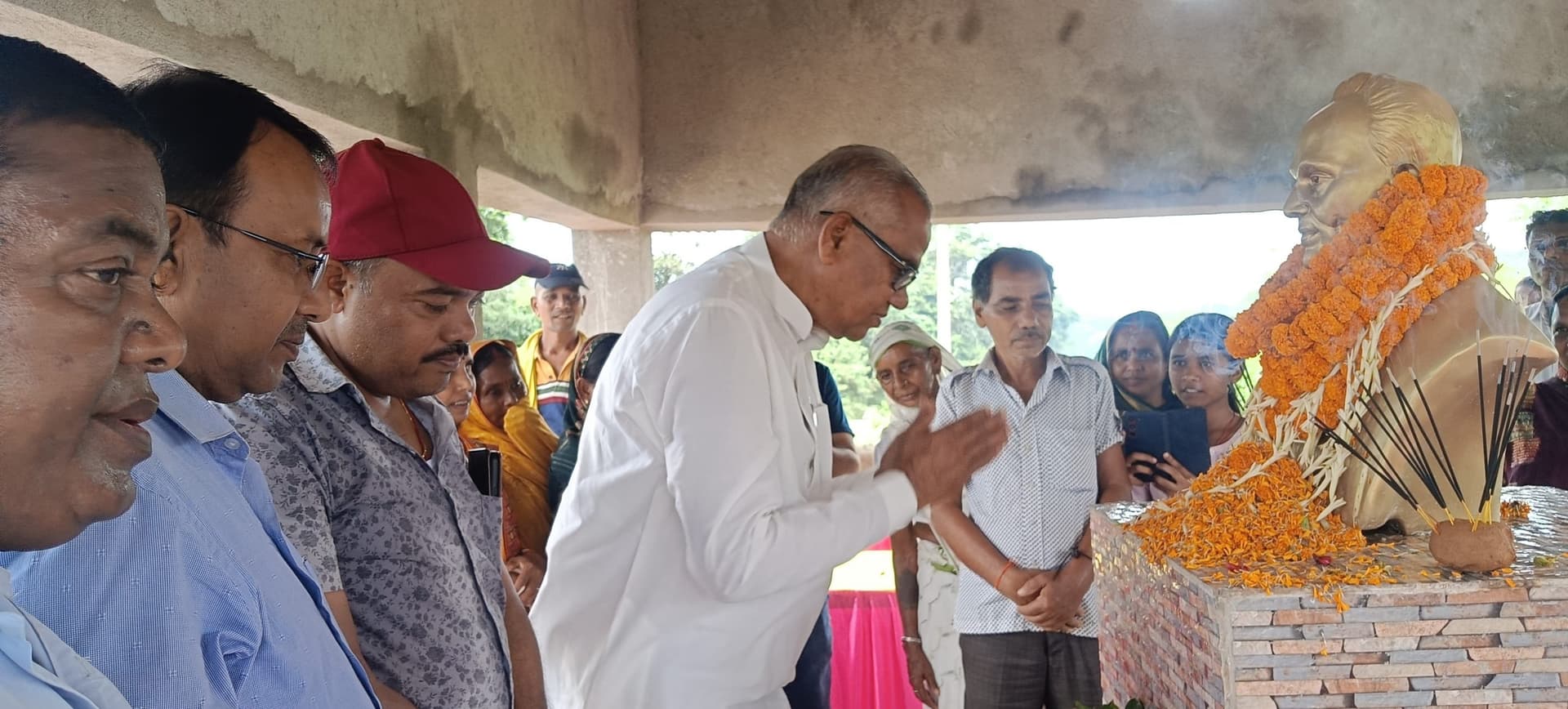 Dhanbad News : पूर्व मुखिया विष्णु महतो की पुण्यतिथि मनी