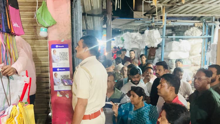 Dhanbad News : रात को झरिया विधायक पहुंची बाजार, थाना प्रभारी को बुला कर नशा का कारोबार रोकने को कहा