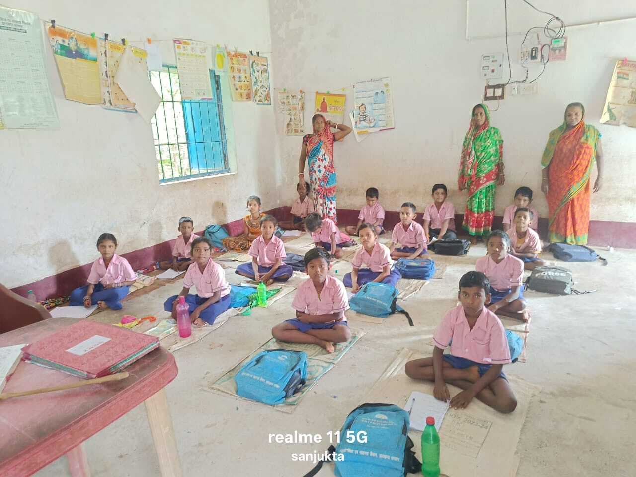 East Singhbhum News : खंडामौदा केसीसी संस्कृत प्रावि में जमीन पर बैठकर पढ़ते हैं बच्चे