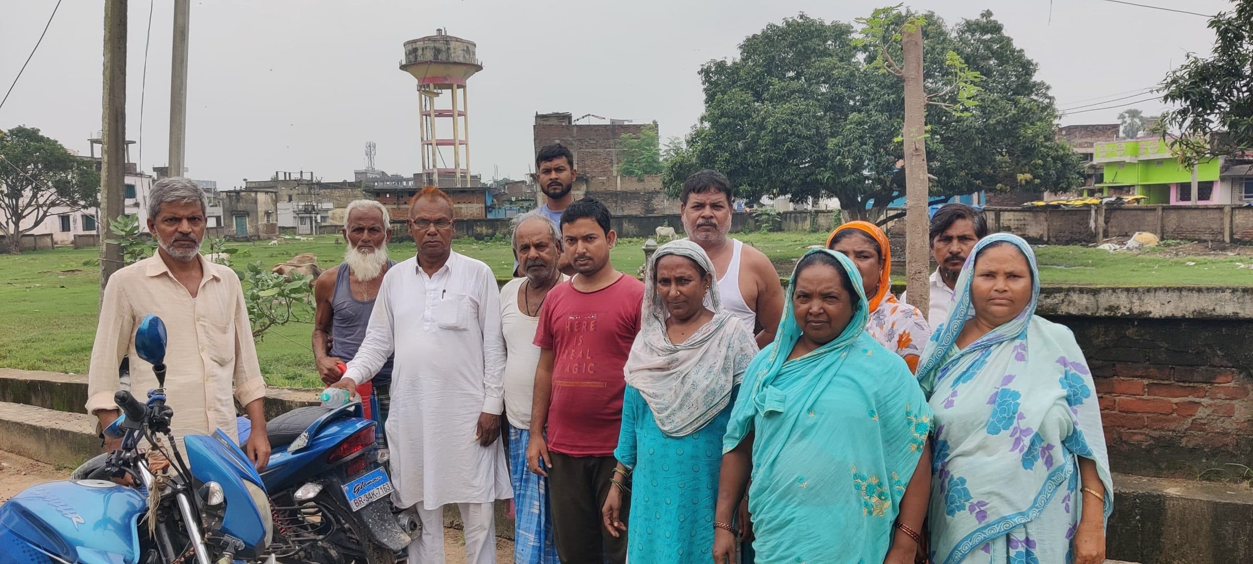 नल-जल योजना का मोटर खराब होने के बाद पानी के लिए मोहल्लेवासी परेशान