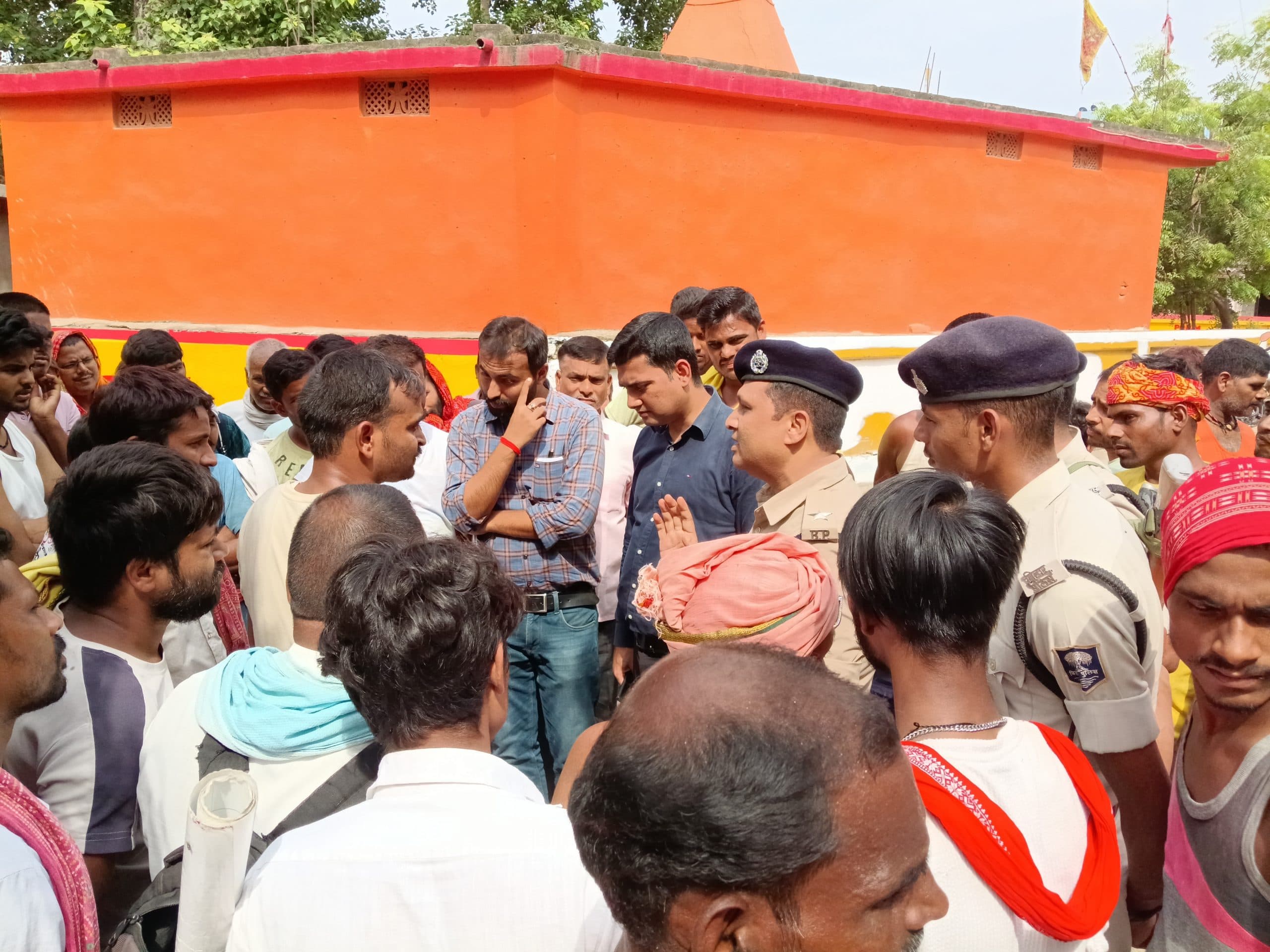 सड़क निर्माण में बाधा बने मंदिर हटाने पहुंचा प्रशासन, हुआ विरोध