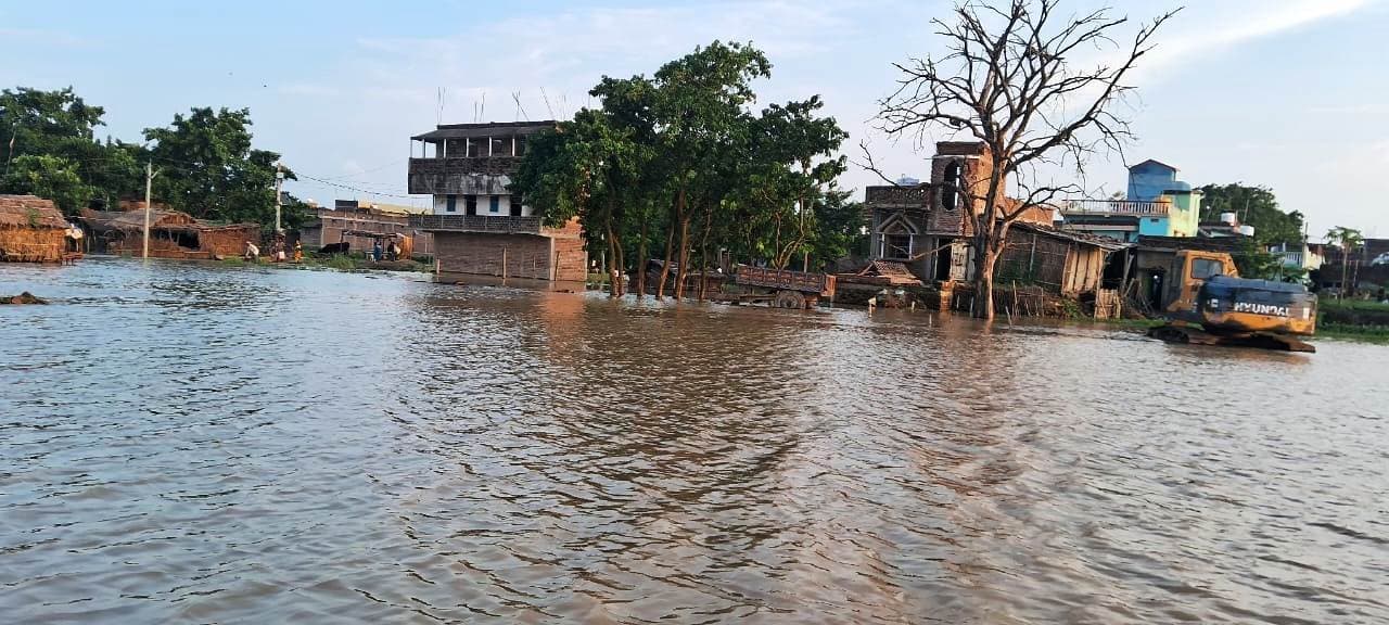 Bhagalpur news बैलगाड़ी से गांव लौट रहा किसान पानी के तेज बहाव में बहा
