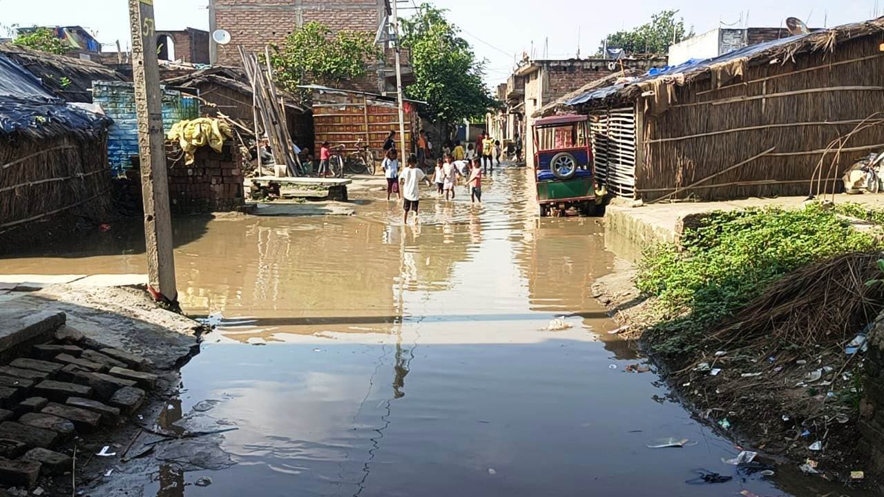 गंगा के बढ़ते जलस्तर से तबाही : रूखा-सूखा खाकर दिन गुजारा कर रहे पीड़ित