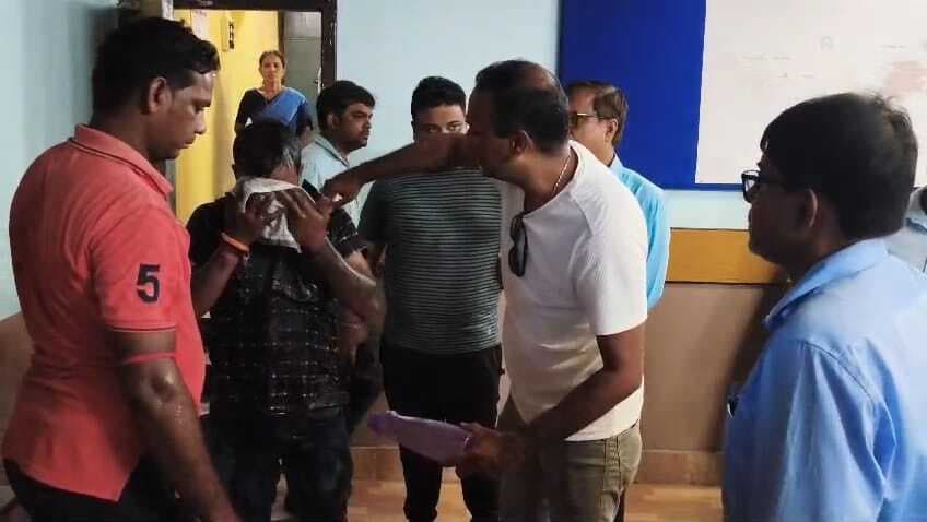 Dhanbad News: रैयत ने जीएम ऑफिस में किया आत्मदाह का प्रयास, सुरक्षाकर्मियों ने बचाया