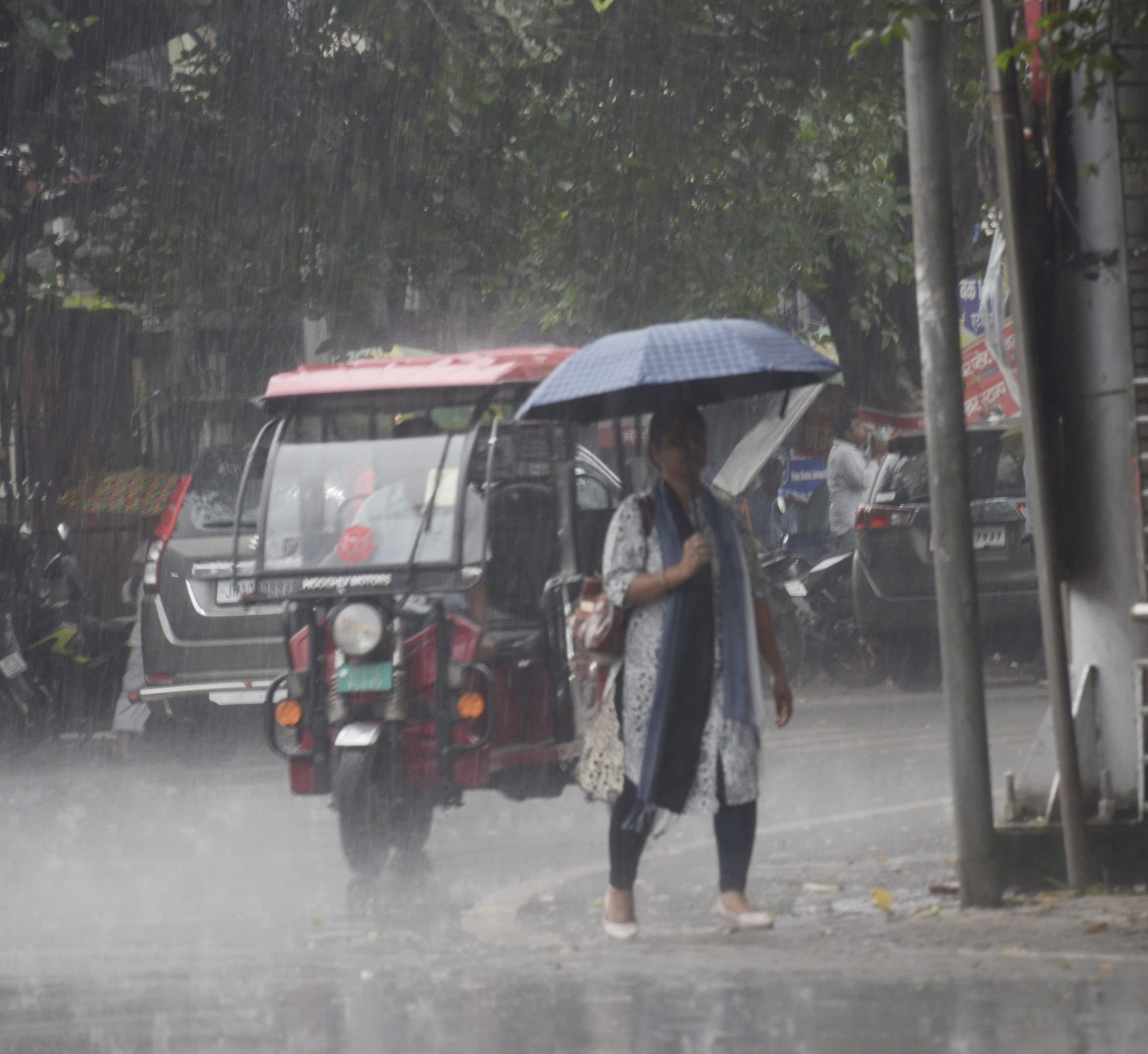 Dhanbad News : सुबह से उमस, दोपहर से शुरू हुआ बारिश का दौर
