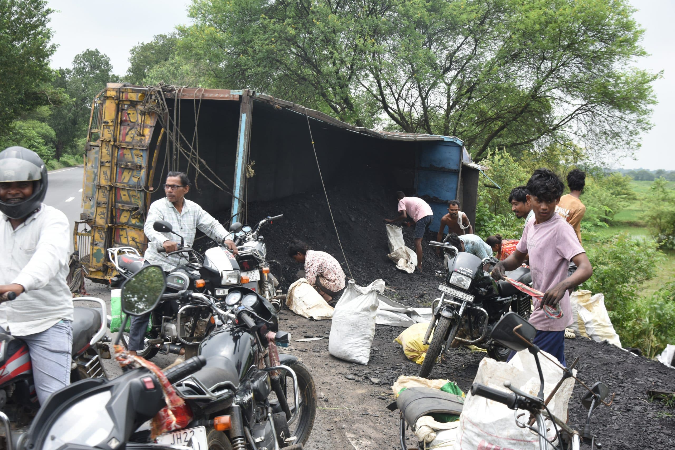 Jamshedpur News : राजनगर के पास ट्रक पलटा, सारा कोयला ले भागे ग्रामीण