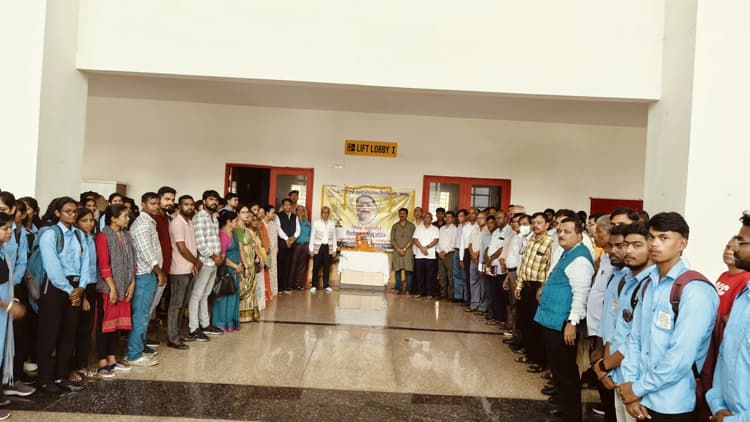 Dhanbad News : बीबीएमकेयू में दिशोम गुरु को गयी श्रद्धांजलि