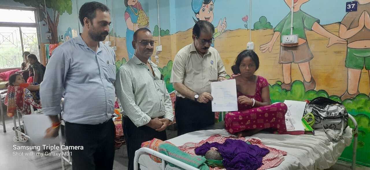 Jamshedpur News : डिस्चार्ज से पहले ही माताओं को दिया जा रहा नवजात का जन्म प्रमाण पत्र