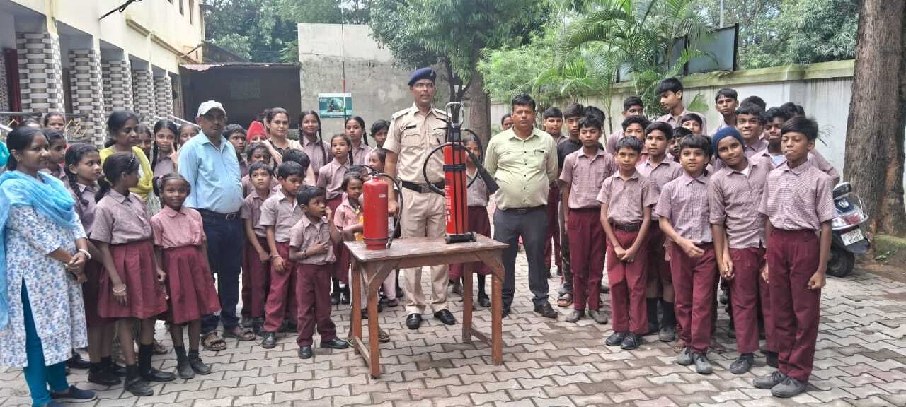 Jamshedpur News : गोलमुरी के विद्यालयों में अग्नि सुरक्षा को लेकर मॉक ड्रिल