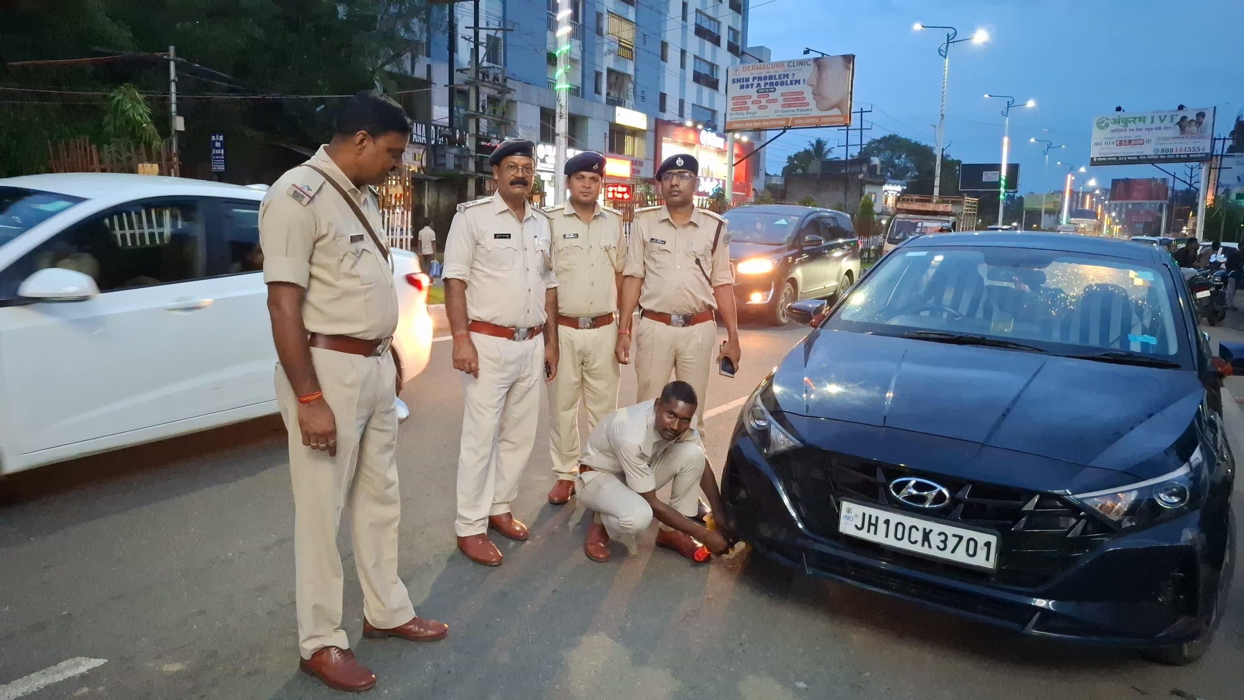 Dhanbad News : सड़क किनारे खड़ी गाड़ियों के खिलाफ कार्रवाई