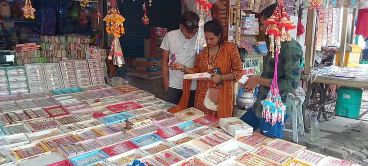 Saran News : रक्षाबंधन को लेकर राखी का सजा बाजार, लेकिन ऑनलाइन खरीदारी से परंपरागत बाजार प्रभावित