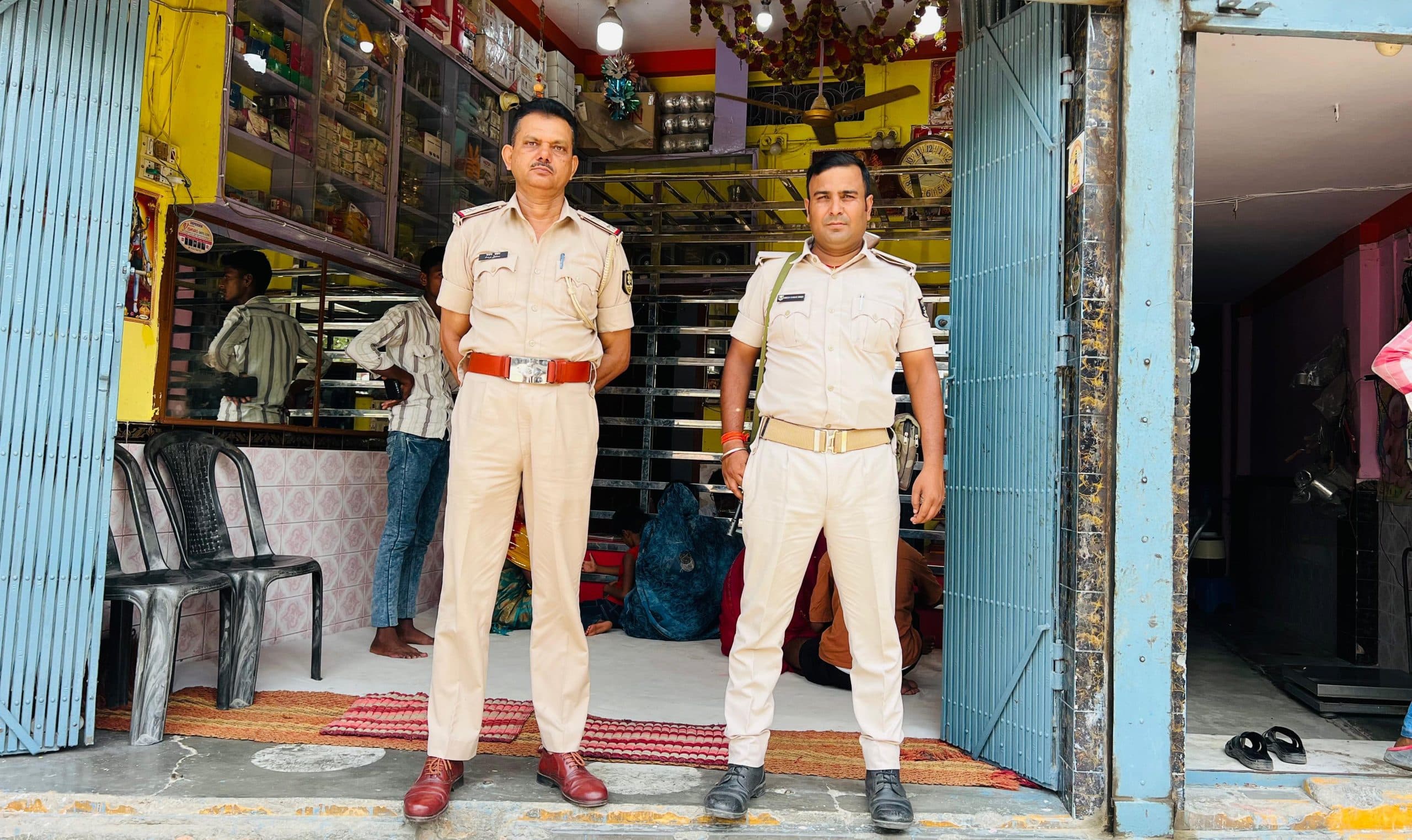 मांझा लूटकांड के बाद बथुआ बाजार में सघन जांच अभियान तेज, ज्वेलरी दुकानों और बैंकों के पास मौजूद संदिग्ध व्यक्तियों की ली गयी तलाशी