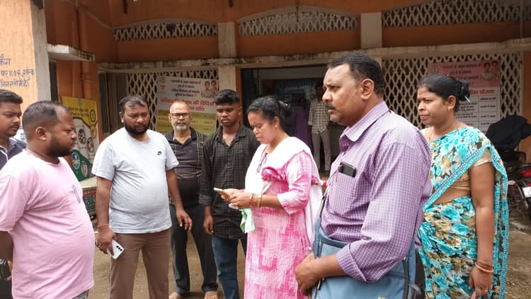 पीड़ित परिवार से मिले विधायक, की आर्थिक मदद