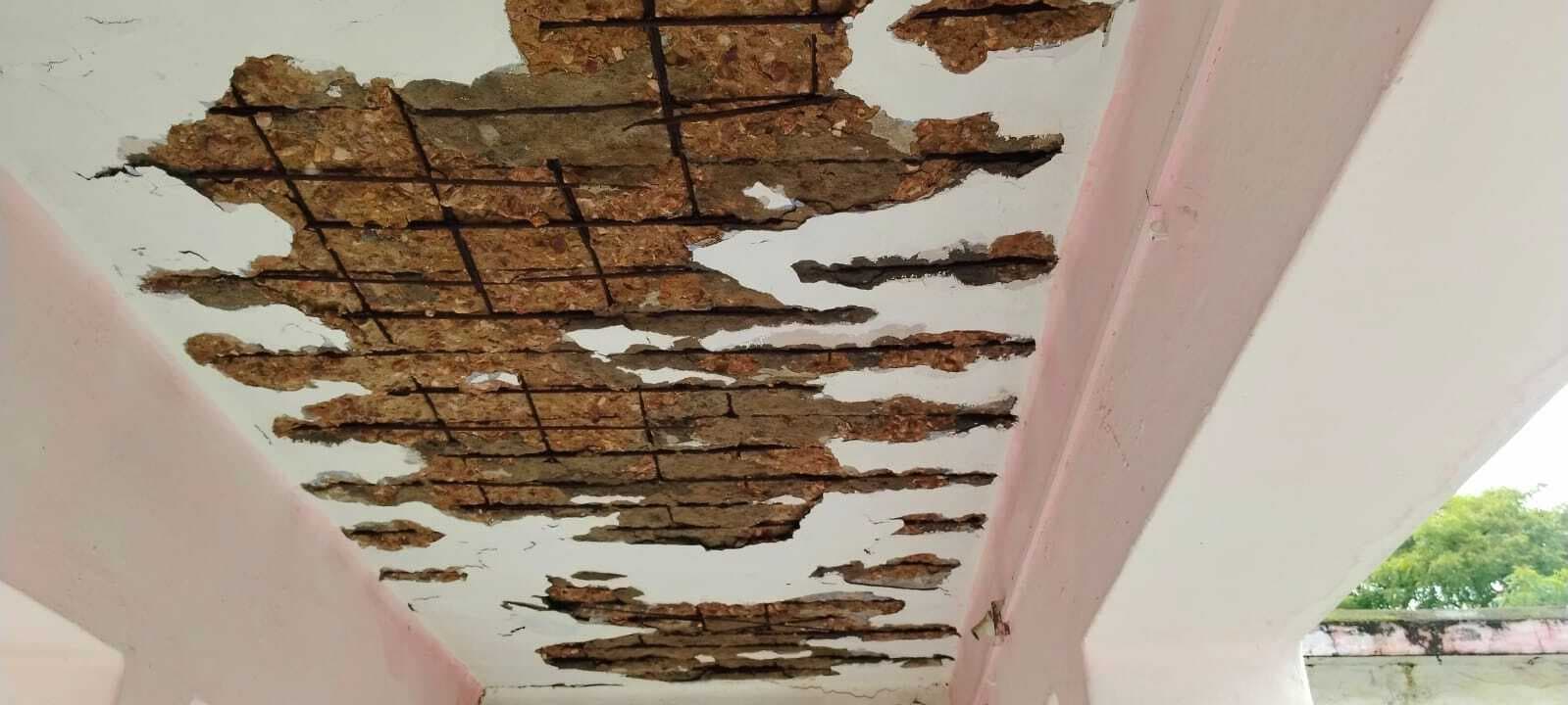 पीएचसी का भवन जर्जर, छत से टपक रहा पानी