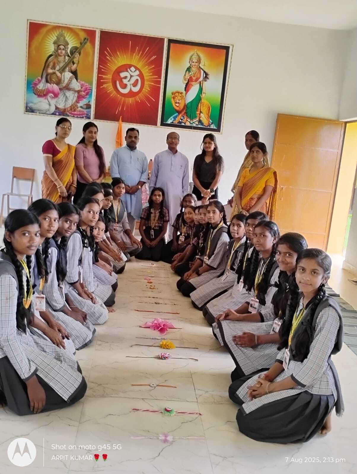 स्कूल में राखी बनाओ मेहंदी लगाओ प्रतियोगिता