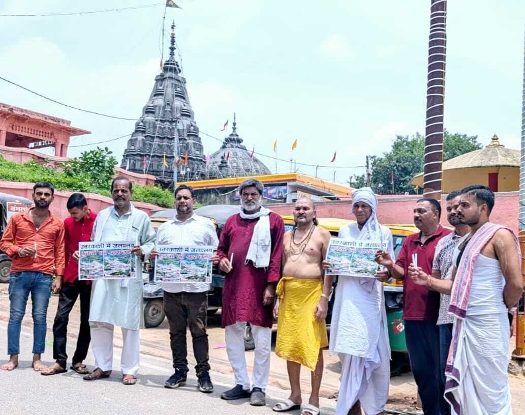 जल प्रलय से मरे लोगों को कैंडल जलाकर दी श्रद्धांजलि