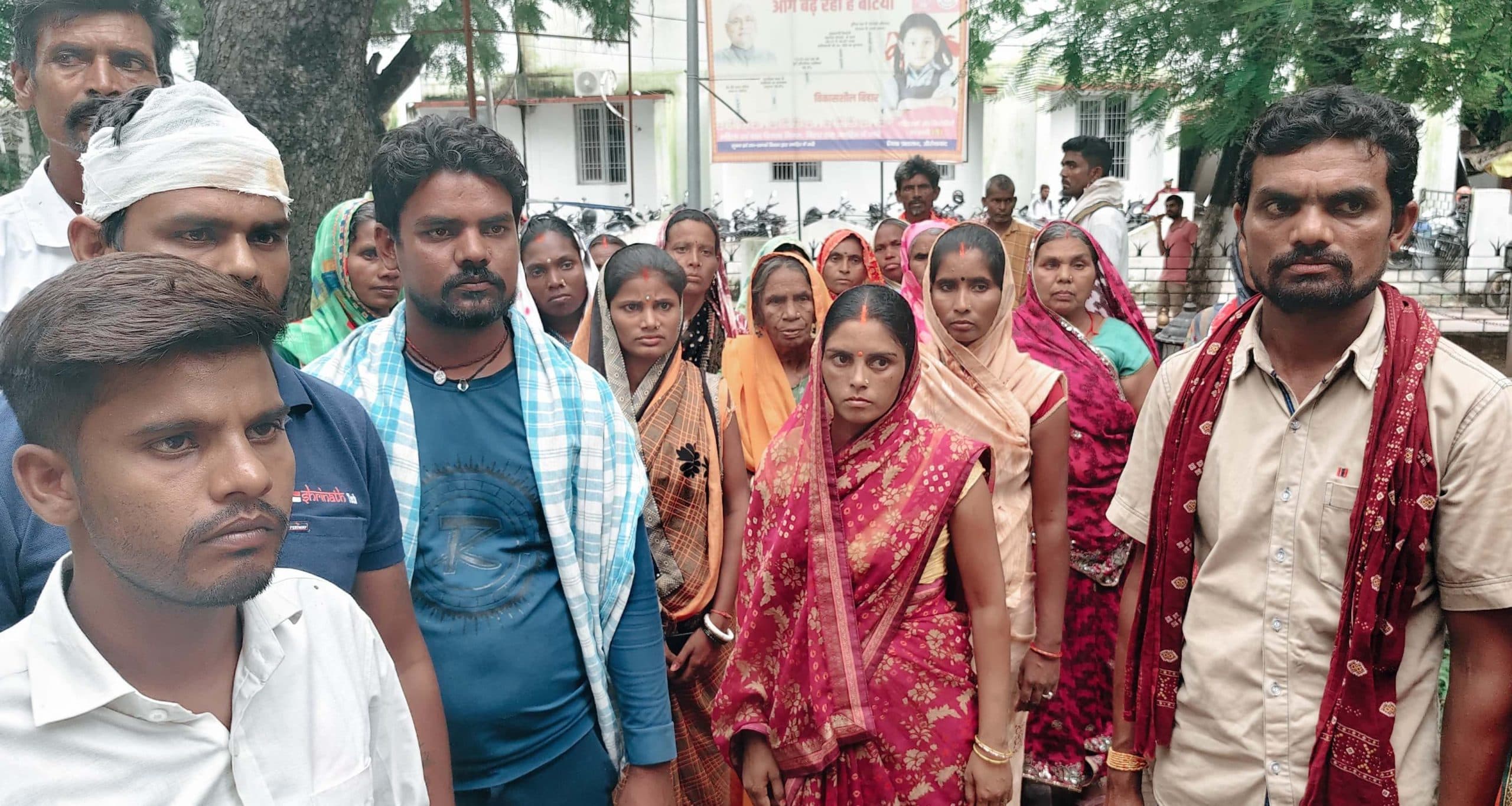 मारपीट के बाद एक पक्ष ने समाहरणालय का किया घेराव, कार्रवाई की मांग