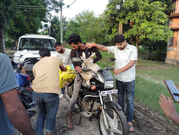 hajipur news. 50 लीटर देसी शराब के साथ आरोपित गिरफ्तार