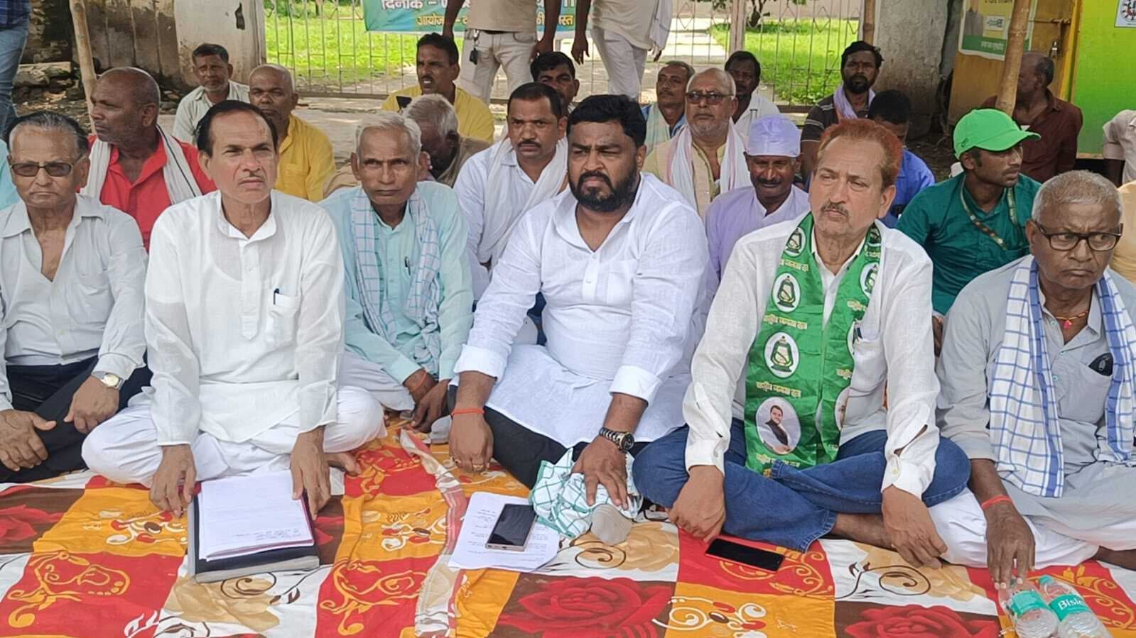 हरिणमार व झोआबहियार के ग्रामीणों ने वैकल्पिक मार्ग की मांग को लेकर दिया धरना