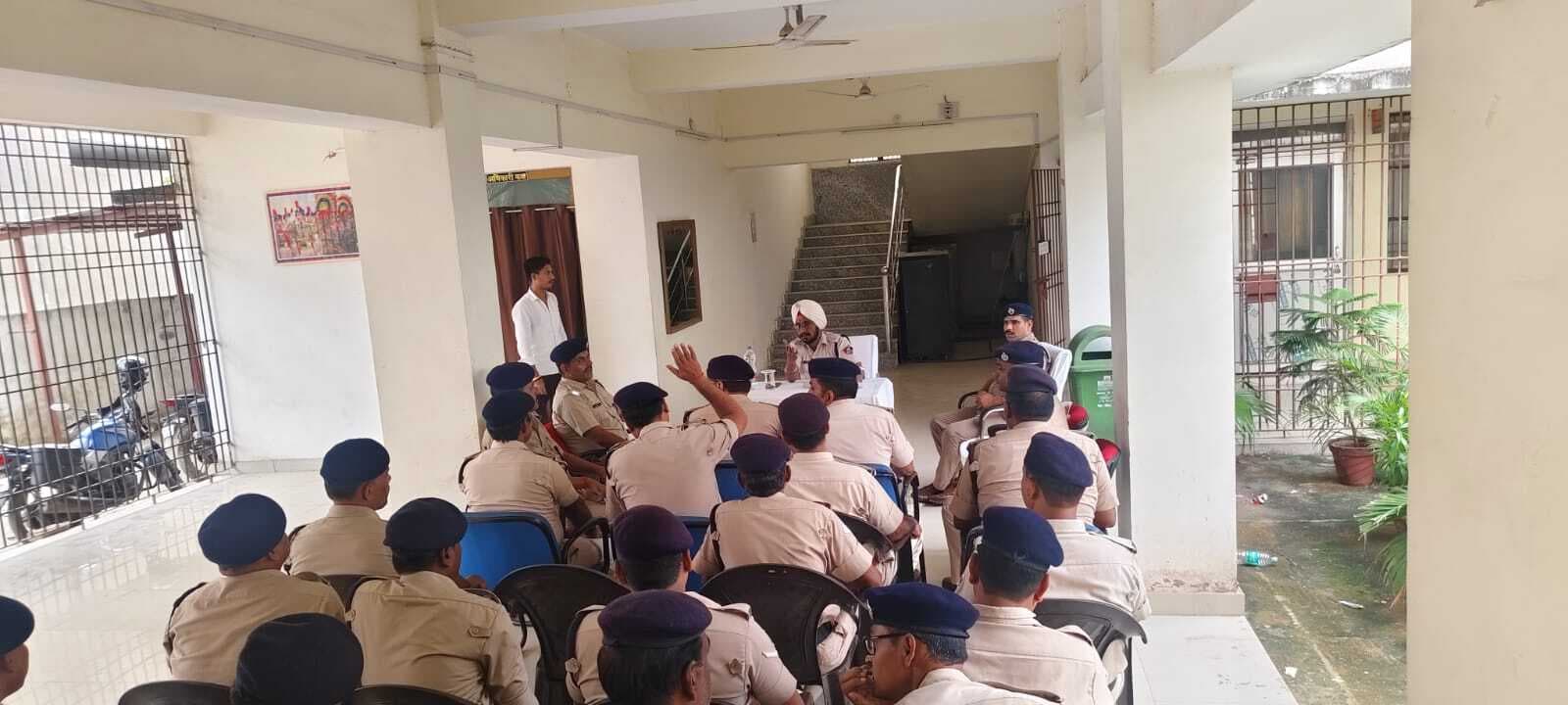 रेलवे ट्रैक के पास बैठे लोगों को हिरासत में लेकर की गयी पूछताछ