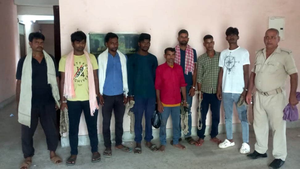 विदेशी शराब के साथ एक तस्कर व सात पियक्कड़ गिरफ्तार