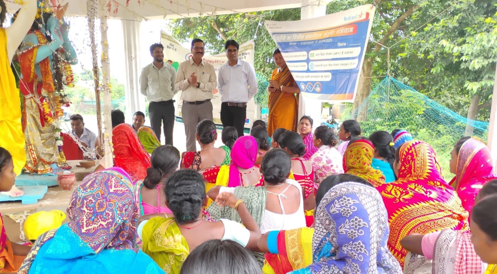 Jamshedpur news. बैंक ऑफ इंडिया ने मुसाबनी की गोहला पंचायत में लगाया शिविर