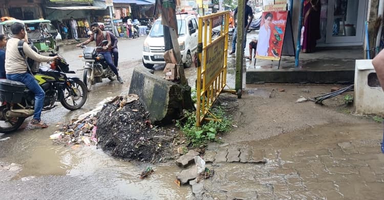 नाली का गंदा पानी रोड पर बहने से परेशानी