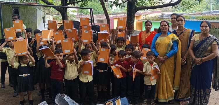 38 बच्चों को मिली स्कूल बैग व काॅपियां