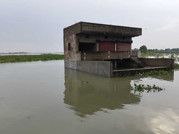 hajipur news. गंगा का जल स्तर बढ़ने से बाढ़ की चपेट में बिदुपुर के चार पंचायत