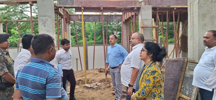 वन स्टॉप सेंटर के निर्माणाधीन भवन का डीएम व डीडीसी ने किया निरीक्षण
